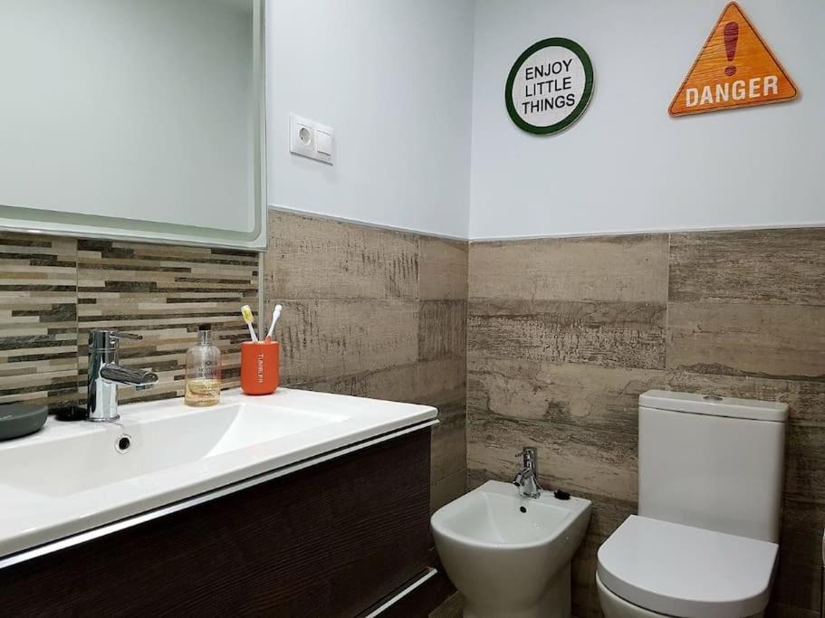 Beautiful Apartment In La Carihuela, Torremolinos Exteriör bild